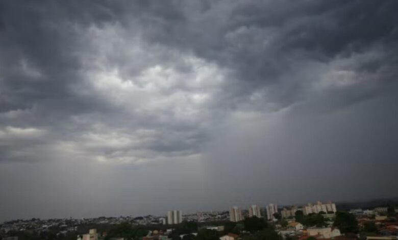 Imagem do céu nublado em Goiânia com previsão de chuvas.