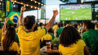 Pessoas assistindo a um jogo de futebol em um bar em Goiânia.