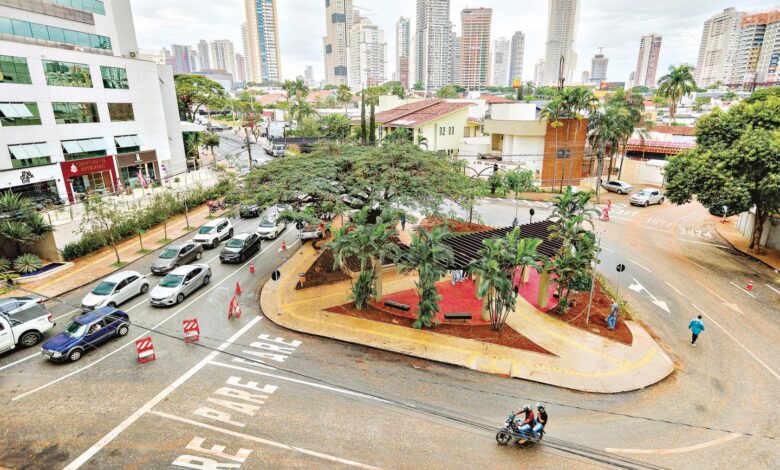 Veículos trafegando na Avenida T-10 em Goiânia após mudança para mão única.