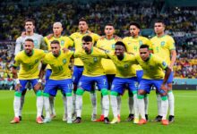 Jogadores da Seleção Brasileira em campo durante partida de futebol.