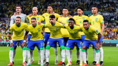 Jogadores da Seleção Brasileira em campo durante partida de futebol.