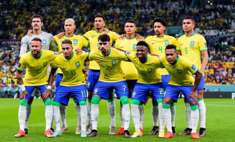 Jogadores da Seleção Brasileira em campo durante partida de futebol.