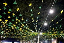 Pessoas participando de um evento cultural em Goiânia.