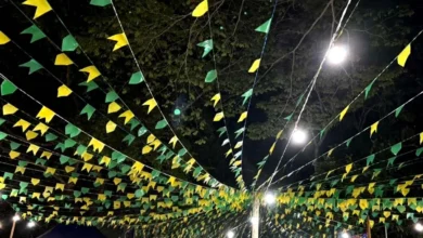 Pessoas participando de um evento cultural em Goiânia.