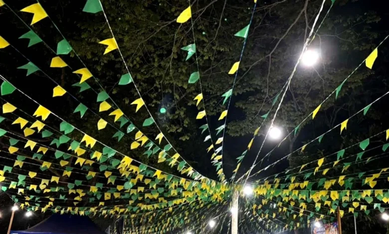 Pessoas participando de um evento cultural em Goiânia.
