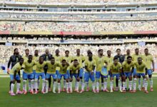 Jogadores da seleção brasileira posam para foto de grupo antes da partida.