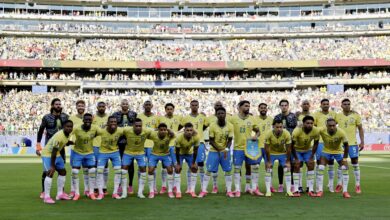 Jogadores da seleção brasileira posam para foto de grupo antes da partida.