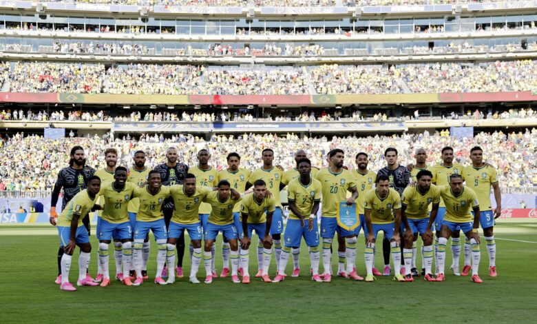 Jogadores da seleção brasileira posam para foto de grupo antes da partida.