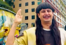 Cantor Oliver Tree em apresentação ao vivo.