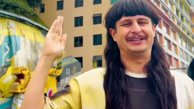 Cantor Oliver Tree em apresentação ao vivo.