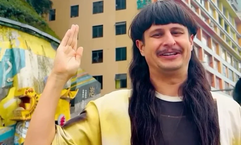 Cantor Oliver Tree em apresentação ao vivo.
