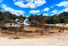 Vista de uma praia de água doce em Santa Rita do Araguaia, Goiás.