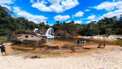 Vista de uma praia de água doce em Santa Rita do Araguaia, Goiás.
