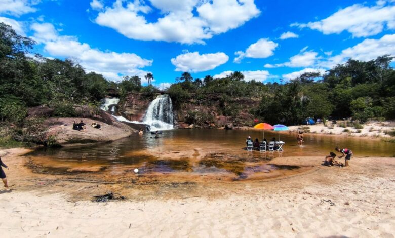 Vista de uma praia de água doce em Santa Rita do Araguaia, Goiás.