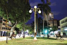 Vista noturna da Avenida Goiás em Goiânia com iluminação atual.