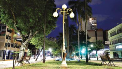 Vista noturna da Avenida Goiás em Goiânia com iluminação atual.