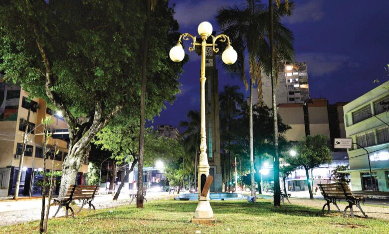 Vista noturna da Avenida Goiás em Goiânia com iluminação atual.