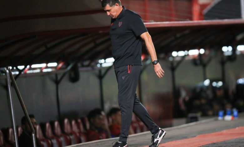Técnico Eduardo Souza durante partida do Atlético-GO.