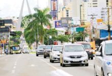 Veículos em movimento no trânsito de Goiânia.