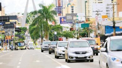 Veículos em movimento no trânsito de Goiânia.