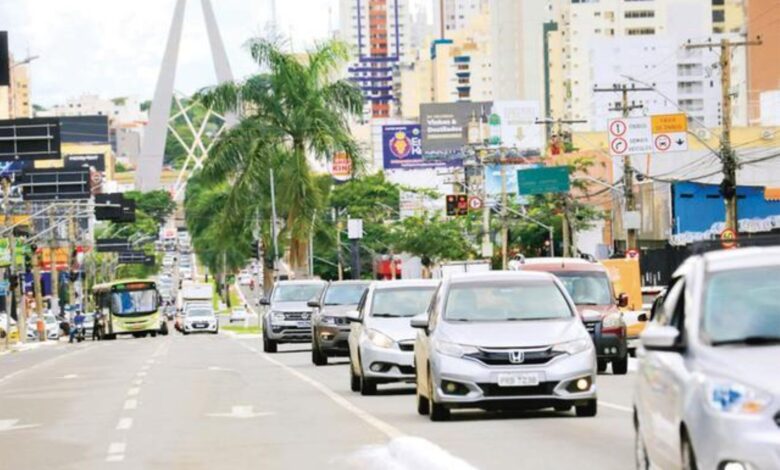 Veículos em movimento no trânsito de Goiânia.