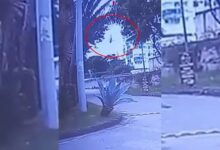Colisão entre helicópteros no Rio de Janeiro, com destroços no local do acidente.