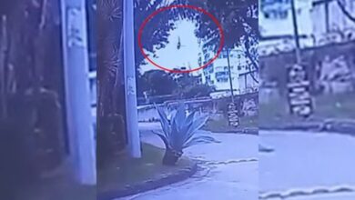 Colisão entre helicópteros no Rio de Janeiro, com destroços no local do acidente.