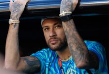 Neymar em treino com a Seleção Brasileira, usando uniforme de treino, em campo.