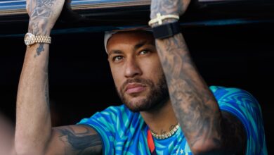 Neymar em treino com a Seleção Brasileira, usando uniforme de treino, em campo.
