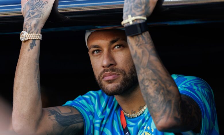 Neymar em treino com a Seleção Brasileira, usando uniforme de treino, em campo.
