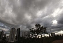 Rua em Goiânia durante forte chuva em junho de 2023.