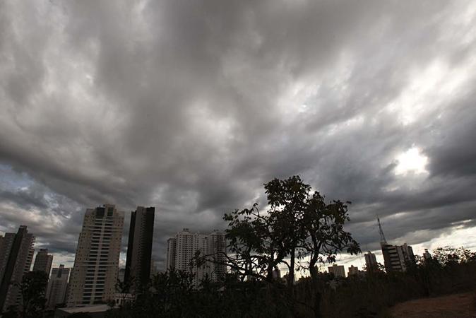 Rua em Goiânia durante forte chuva em junho de 2023.