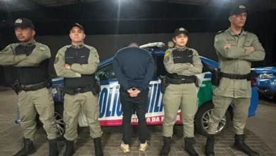 Viatura policial em Goiânia durante operação de captura de foragido.