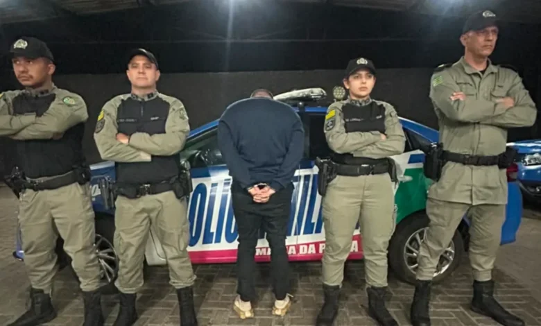 Viatura policial em Goiânia durante operação de captura de foragido.