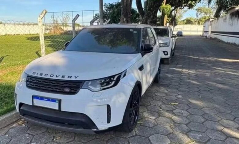 Veículos como Hilux e Land Rover em leilão do TJ-GO.