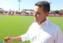 Torcedores do Vila Nova reunidos em estádio.