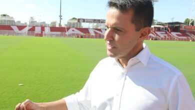 Torcedores do Vila Nova reunidos em estádio.