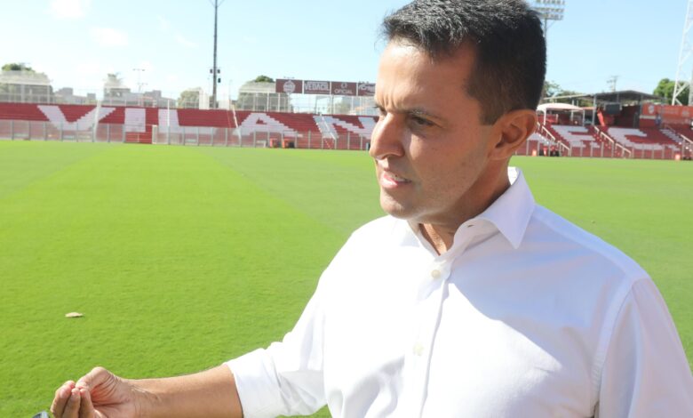Torcedores do Vila Nova reunidos em estádio.