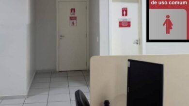Placa de banheiro multigênero no Fórum de BH.