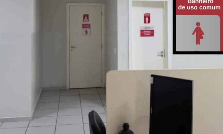 Placa de banheiro multigênero no Fórum de BH.