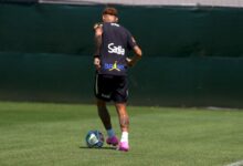 Neymar treinando com bola na Seleção Brasileira.