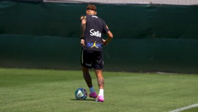Neymar treinando com bola na Seleção Brasileira.