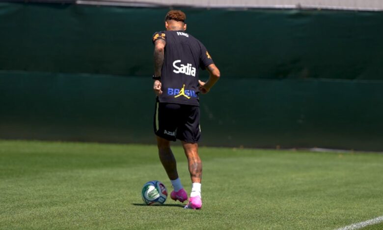 Neymar treinando com bola na Seleção Brasileira.