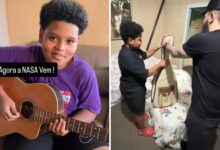 João Victor com sua nova viola, presente de Ícaro.