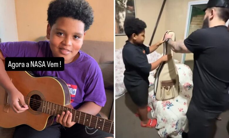 João Victor com sua nova viola, presente de Ícaro.
