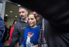 Deolane Bezerra sendo escoltada por policiais ao sair de delegacia.