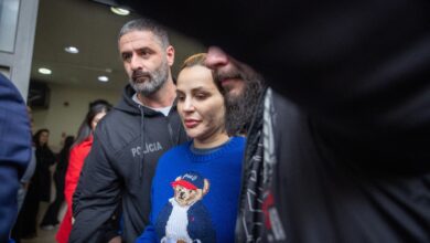 Deolane Bezerra sendo escoltada por policiais ao sair de delegacia.