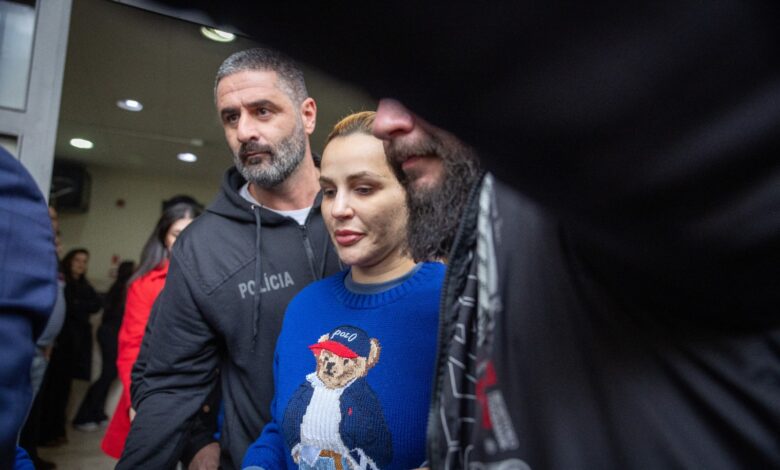Deolane Bezerra sendo escoltada por policiais ao sair de delegacia.