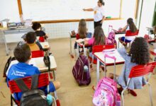 Professores em sala de aula na rede municipal de Goiânia.