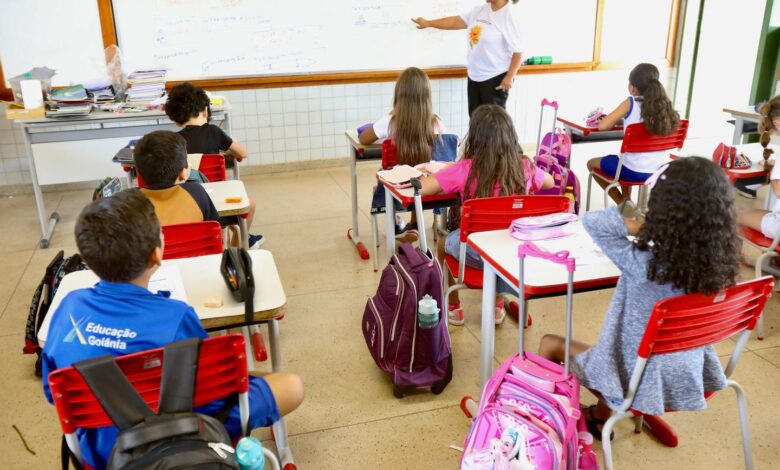 Professores em sala de aula na rede municipal de Goiânia.